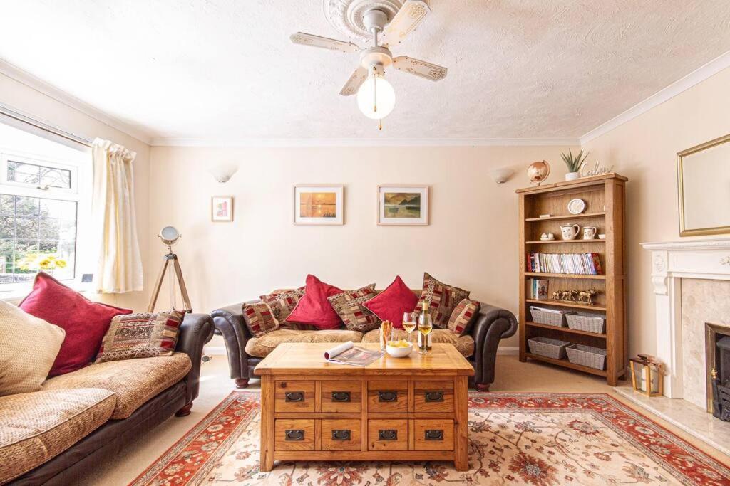Holiday home Tranquil 4 Bed Bungalow, Large Garden, Plenty Of Parking *